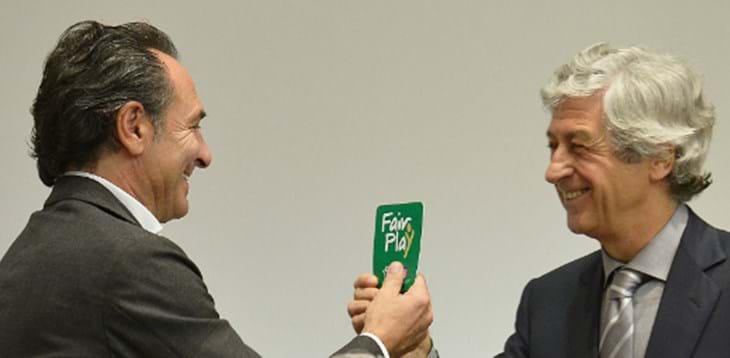 Rivera consegna la 'Green Card' a Cesare Prandelli