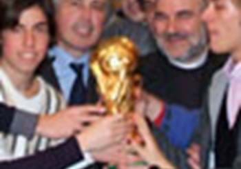 Foto di gruppo per i ragazzi del “Pontano” di Napoli con la Coppa del Mondo