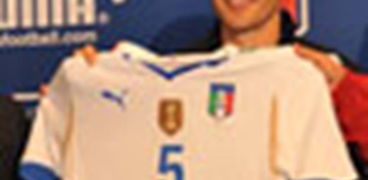 Un collo a stella, simbolo dei quattro mondiali vinti: ecco la nuova maglia