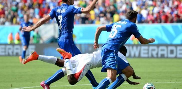 Un gol di Ruiz condanna l’Italia. Con l’Uruguay servirà un pareggio per volare agli ottavi