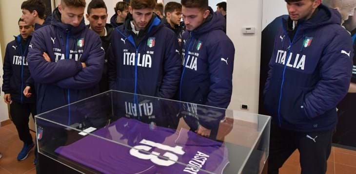 Gli Azzurrini alla mostra ‘Il mito del calcio’: esposta anche la maglia di Davide Astori
