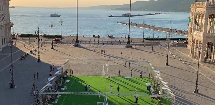 Trieste, Piazza dell'Unità d'Italia diventa un campo di calcio